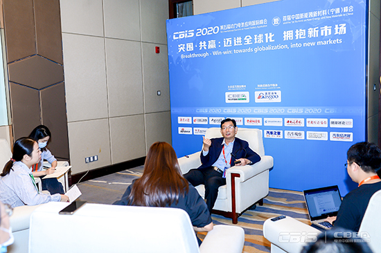 图为CBIS2020会议期间媒体记者正在采访嘉宾
