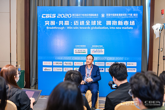 图为CBIS2020会议期间媒体记者正在采访嘉宾