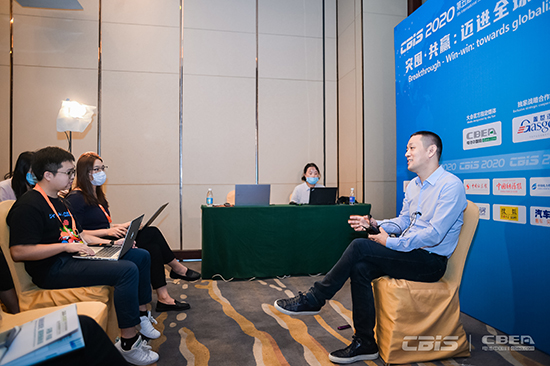 图为CBIS2020会议期间媒体记者正在采访嘉宾
